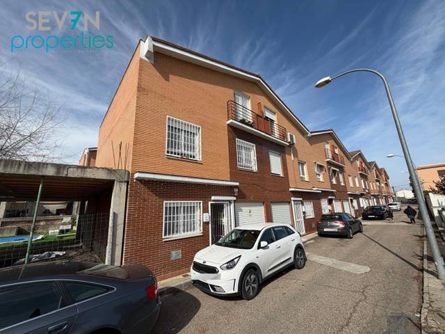 Casa adosada en Venta en Granados, 1000 en Camarena