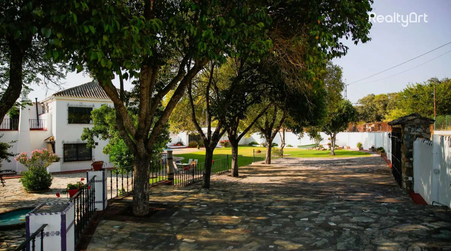 Vista exterior de Casa o xalet en venda en El Castillo de las Guardas amb Aire condicionat, Calefacció i Jardí privat