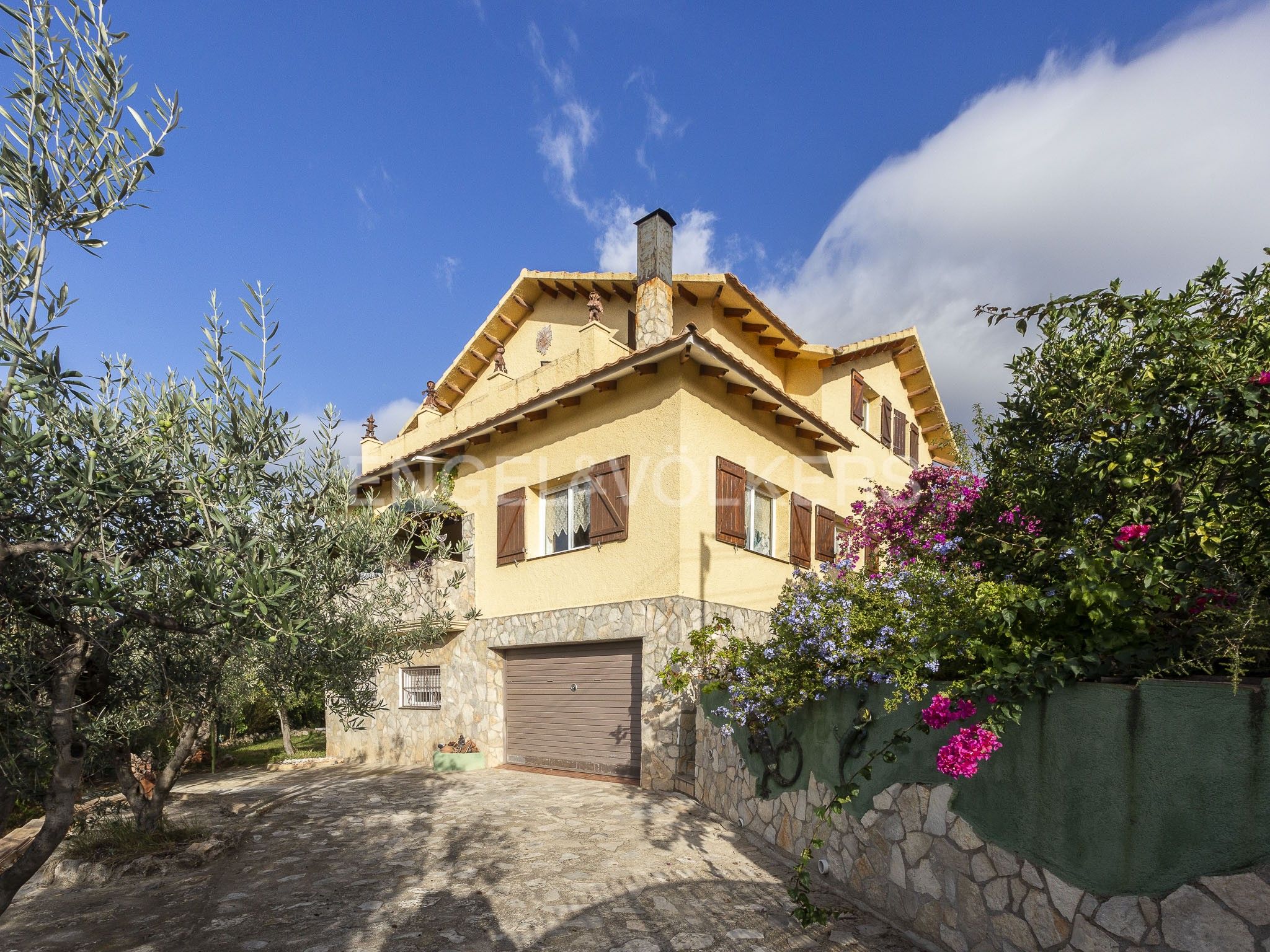 Vista exterior de Casa o xalet en venda en La Bisbal del Penedès amb Calefacció, Jardí privat i Terrassa