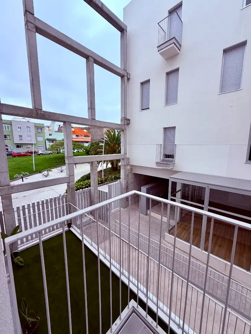 Vista exterior de Piso de alquiler en Las Palmas de Gran Canaria con Terraza, Trastero y Piscina