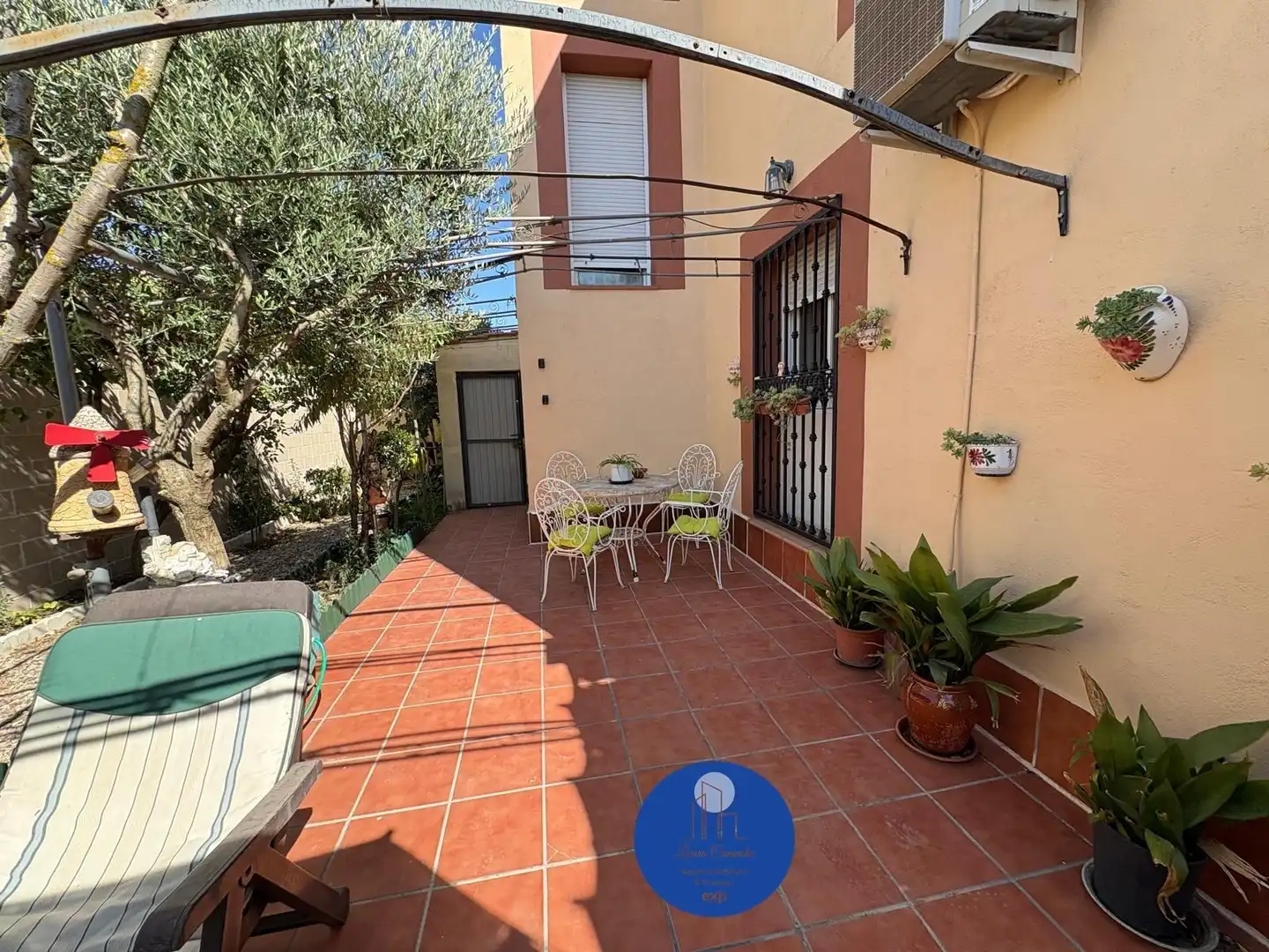 Vista exterior de Casa adosada en venda en Yuncler amb Aire condicionat, Calefacció i Jardí privat