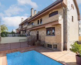 Exterior view of Single-family semi-detached for sale in  Madrid Capital  with Air Conditioner, Swimming Pool and Balcony