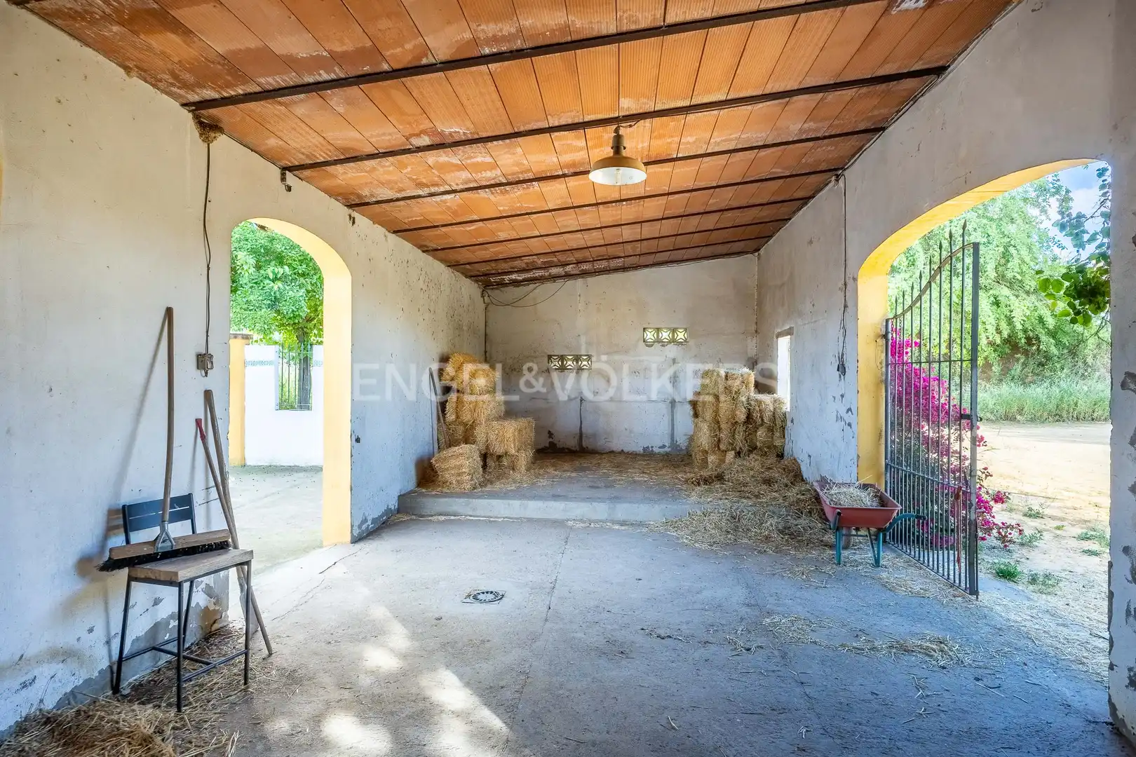 Vista exterior de Finca rústica en venda en Alcalá de Guadaira amb Calefacció, Jardí privat i Terrassa