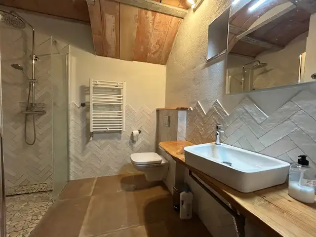 Baño de Finca rústica de alquiler en Vallgorguina con Calefacción, Jardín privado y Piscina