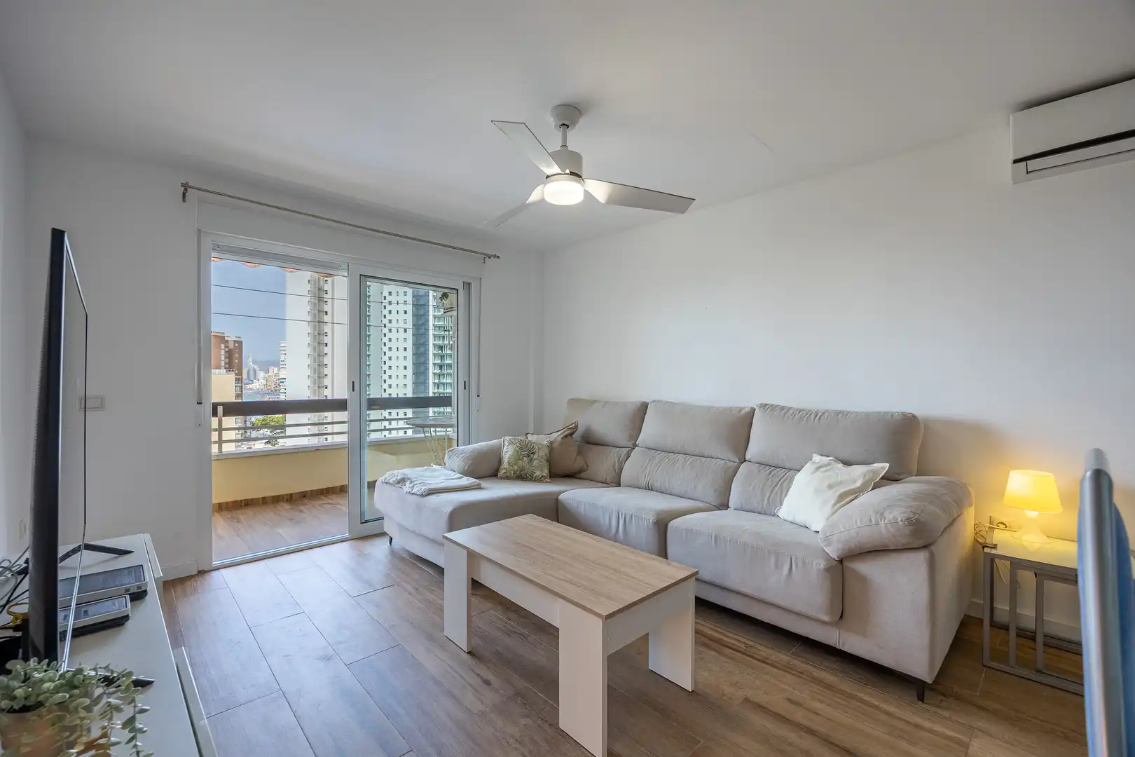 Sala de estar de Piso en venta en Benidorm con Piscina, Amueblado y Piscina comunitaria