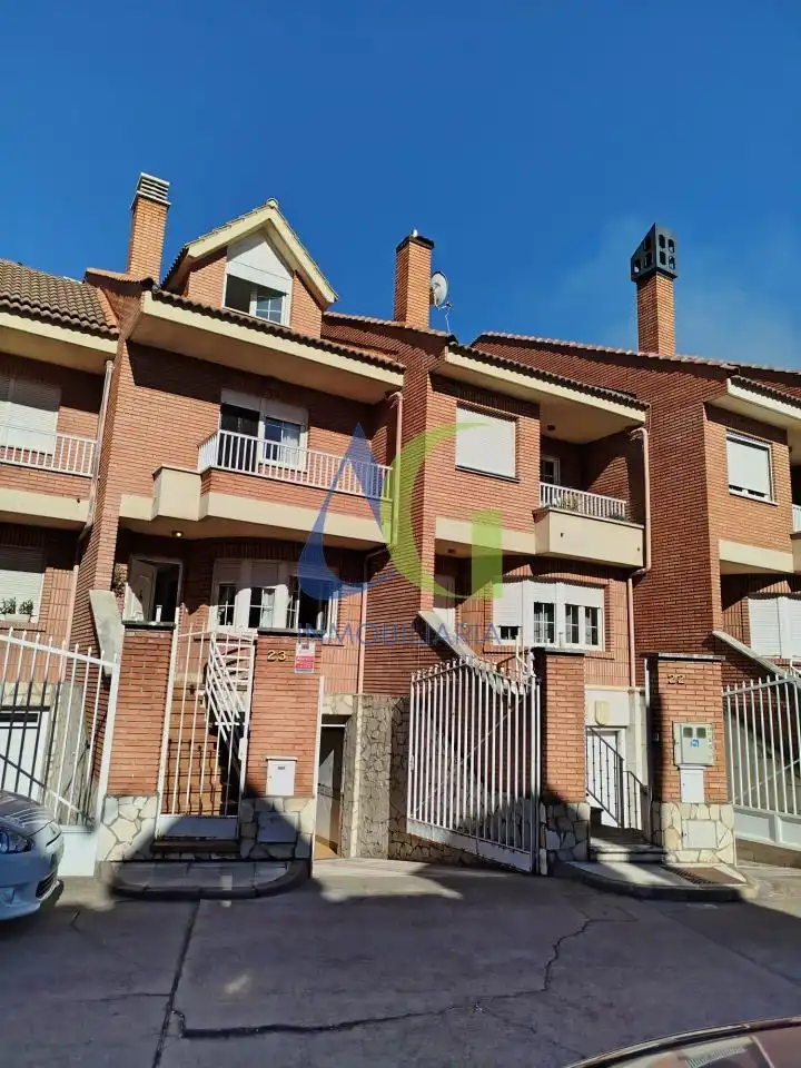 Terraced house with pool to rent in LAS MUNDINAS