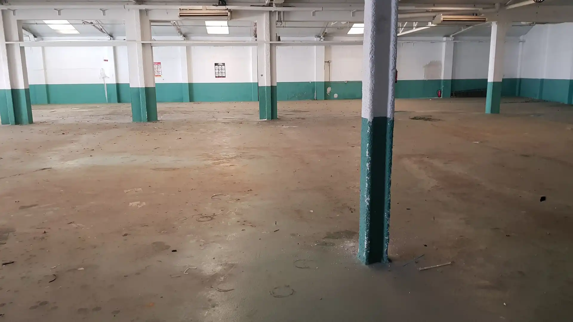 Fabrikhallen zum Verkauf in L'Hospitalet de Llobregat mit Heizung und Alarm