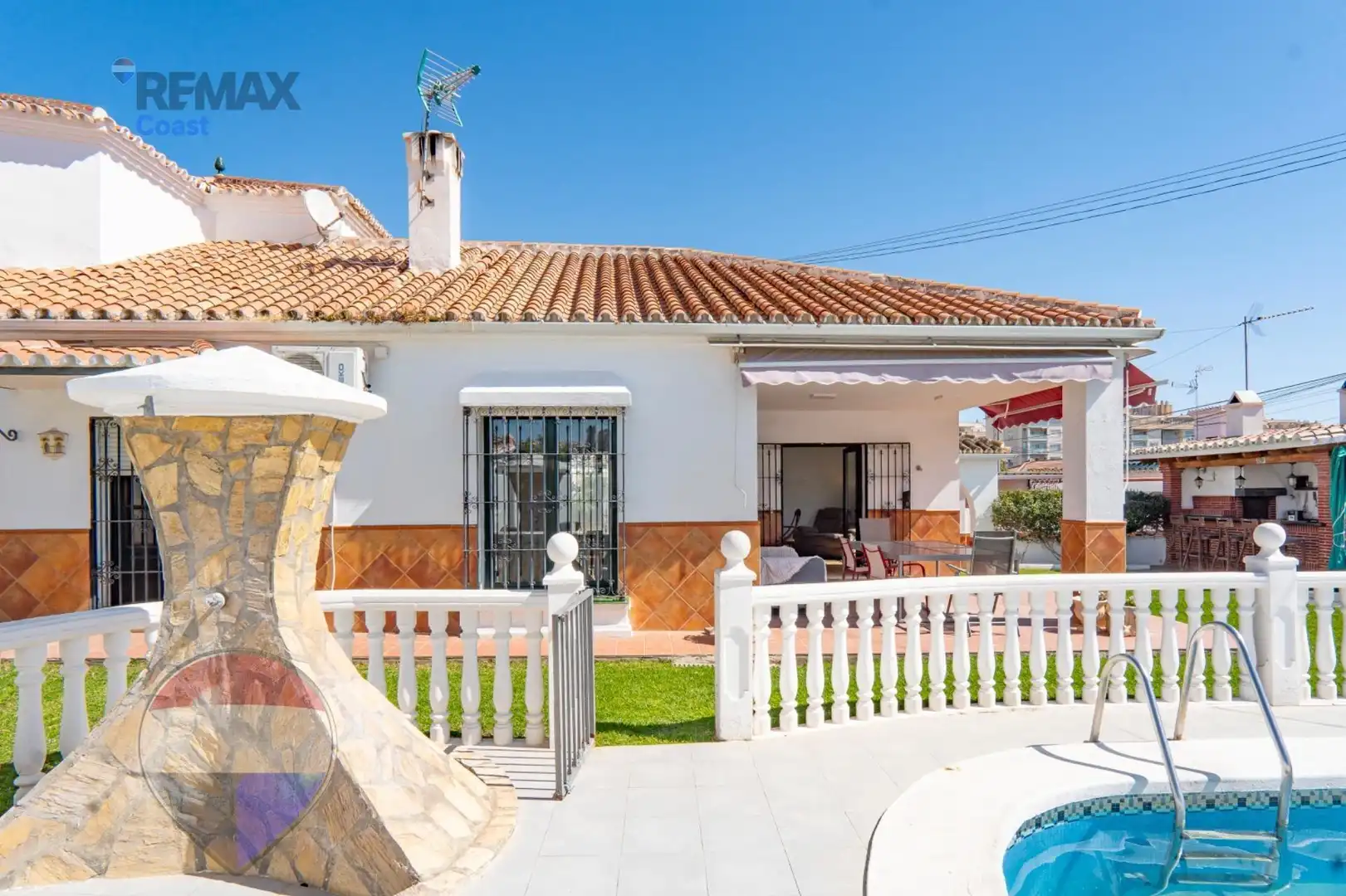 Vista exterior de Casa o xalet en venda en Rincón de la Victoria amb Aire condicionat, Jardí privat i Piscina
