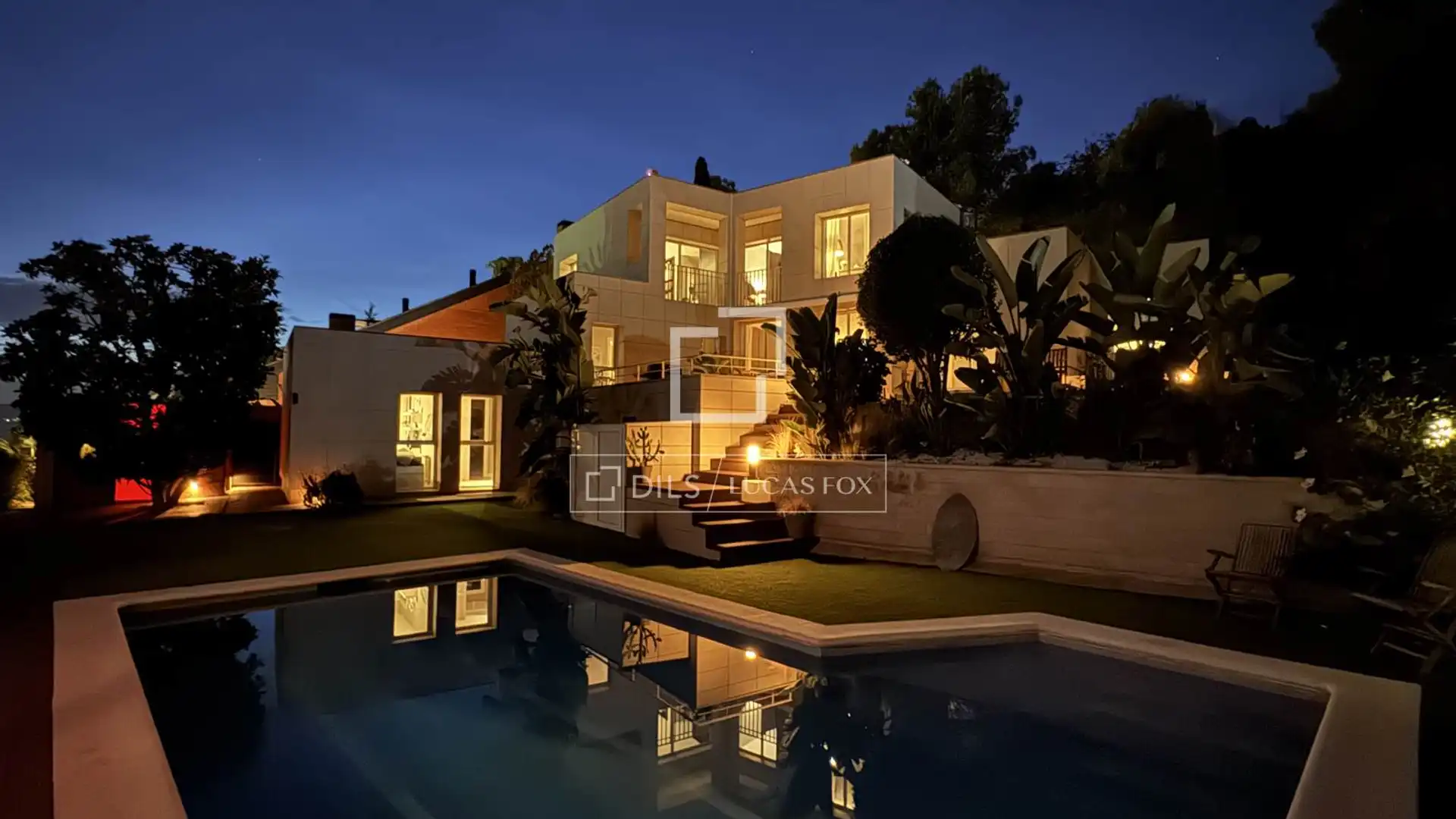 Vista exterior de Casa o xalet en venda en Sant Just Desvern amb Aire condicionat, Calefacció i Jardí privat