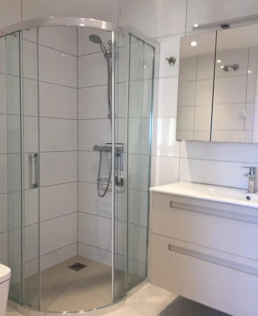 Badezimmer von Erdgeschoss zum Verkauf in L'Alfàs del Pi mit Klimaanlage, Heizung und Privatgarten