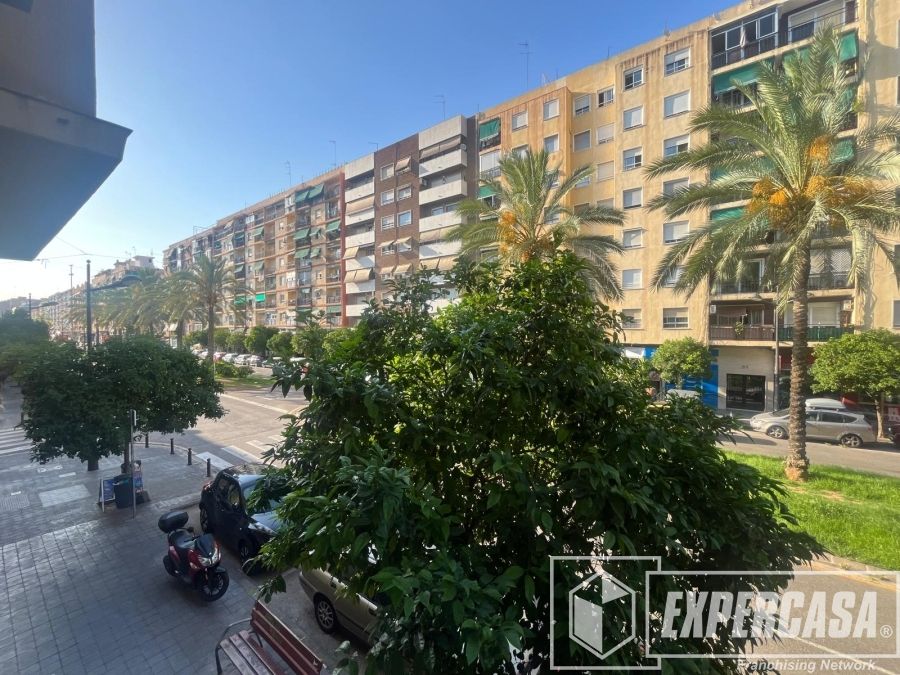 Exterior view of Flat for sale in  Valencia Capital  with Air Conditioner