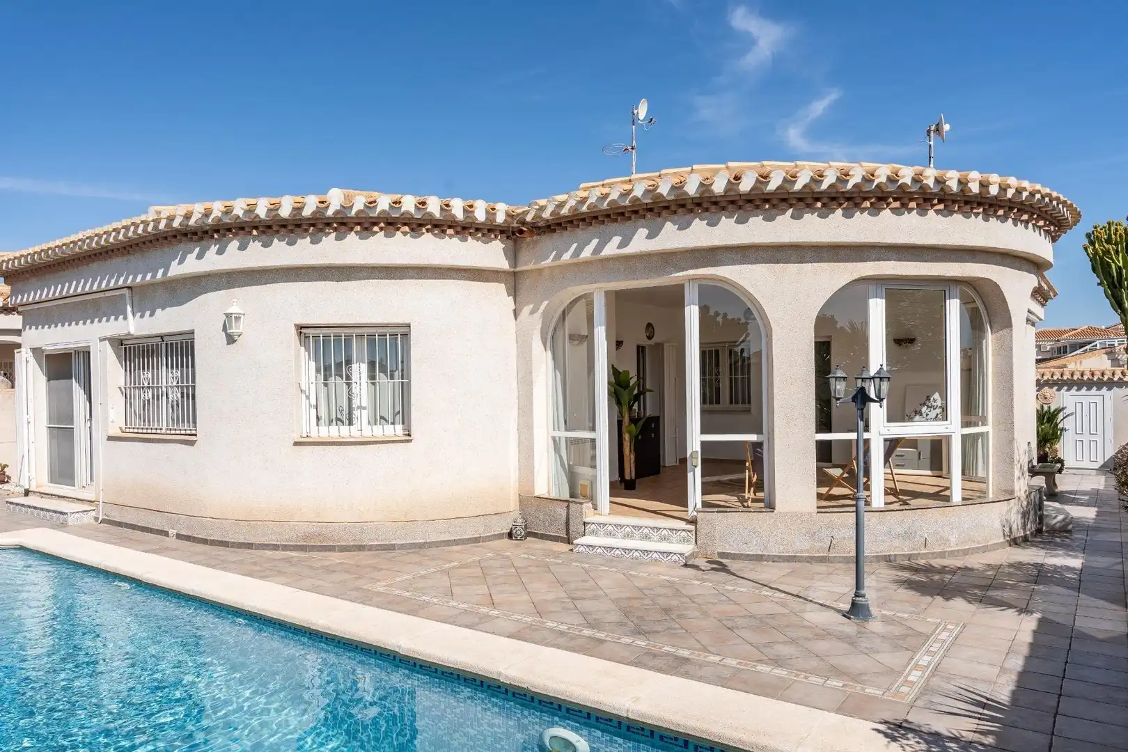 Vista exterior de Casa o xalet en venda en Orihuela amb Aire condicionat, Calefacció i Jardí privat