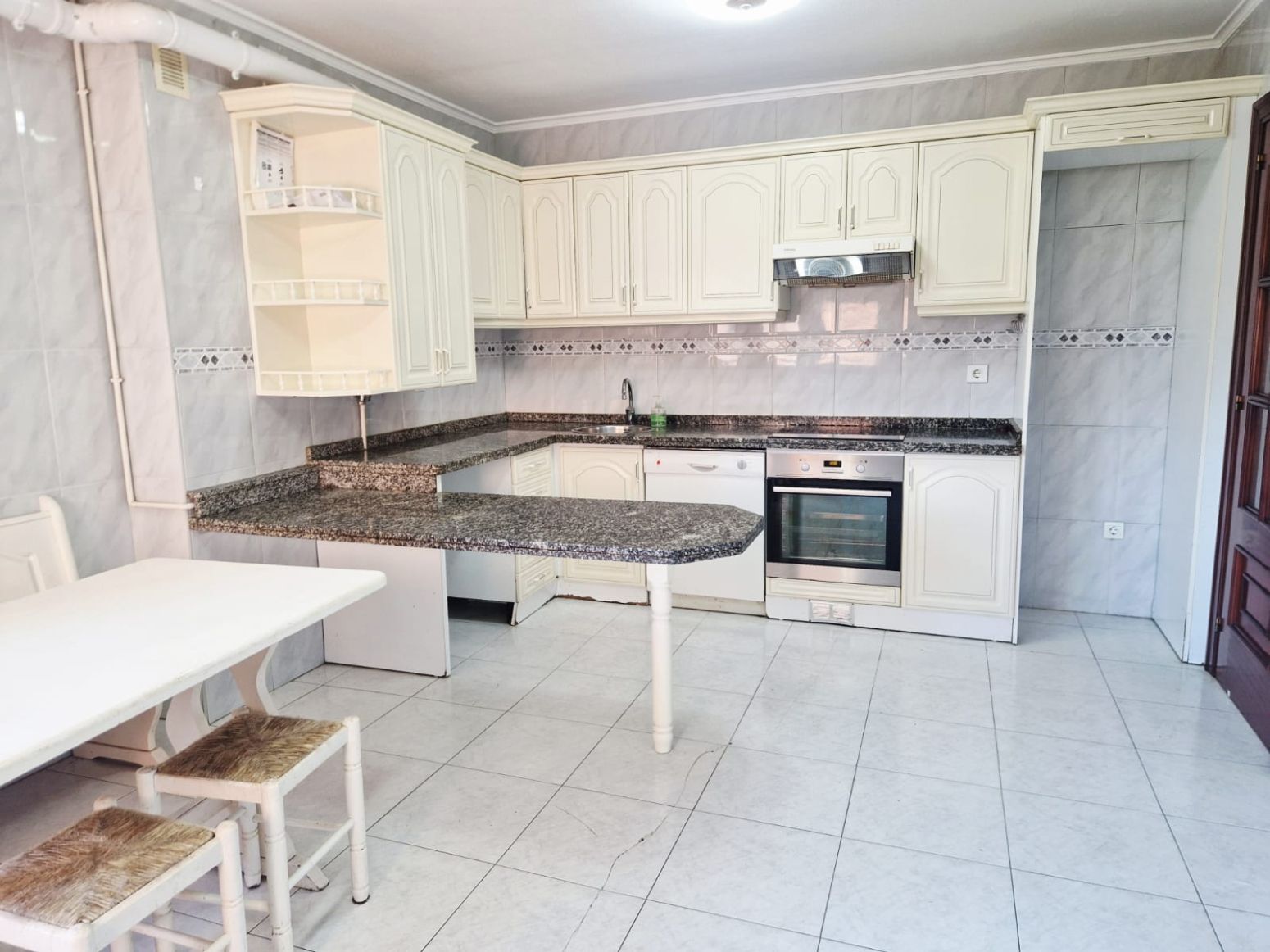 Cuina de Pis en venda en Avilés amb Calefacció, Parquet i Terrassa
