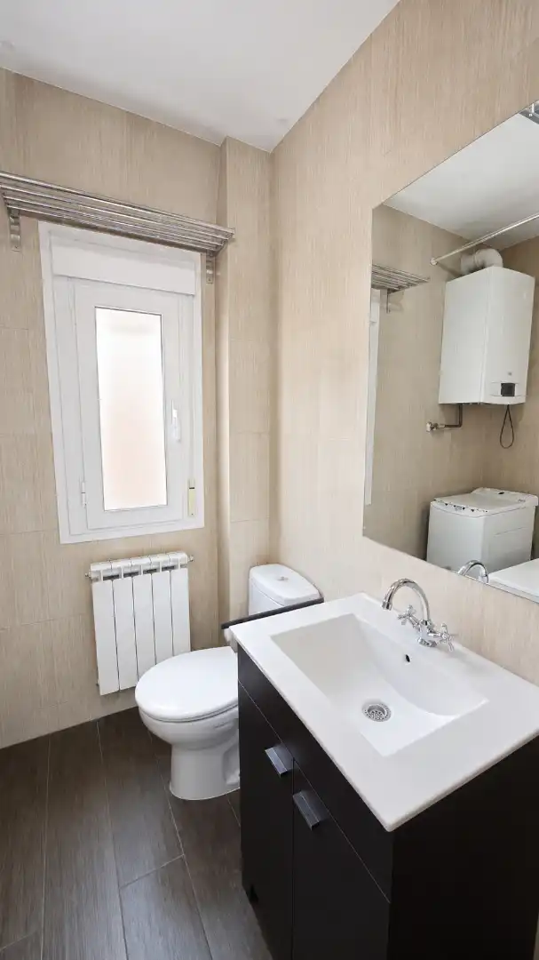 Bathroom of Flat for sale in Madrid  with Air Conditioner, Heating and Furnished