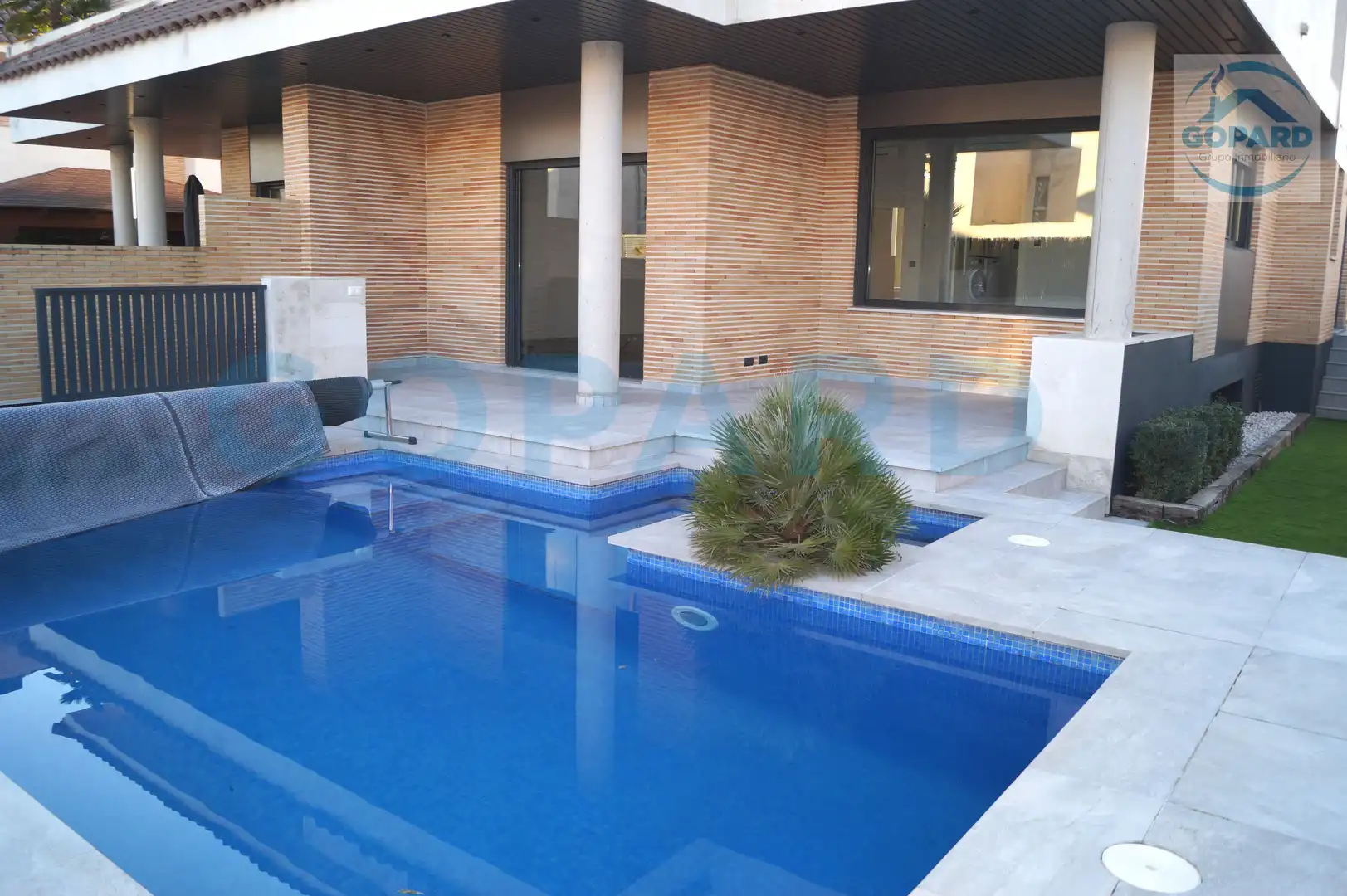 Piscina de Casa adosada de alquiler en Villanueva de la Cañada con Aire acondicionado, Calefacción y Jardín privado