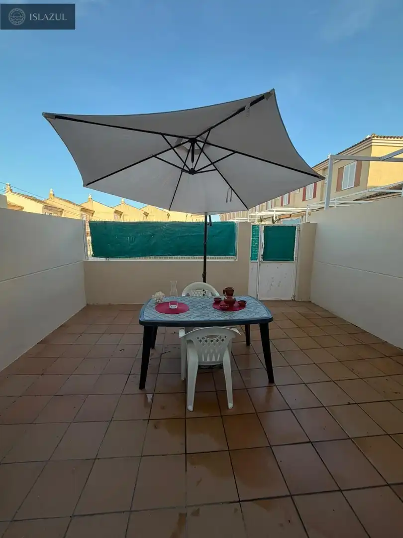 Terrassa de Casa adosada en venda en Isla Cristina amb Jardí privat, Terrassa i Moblat