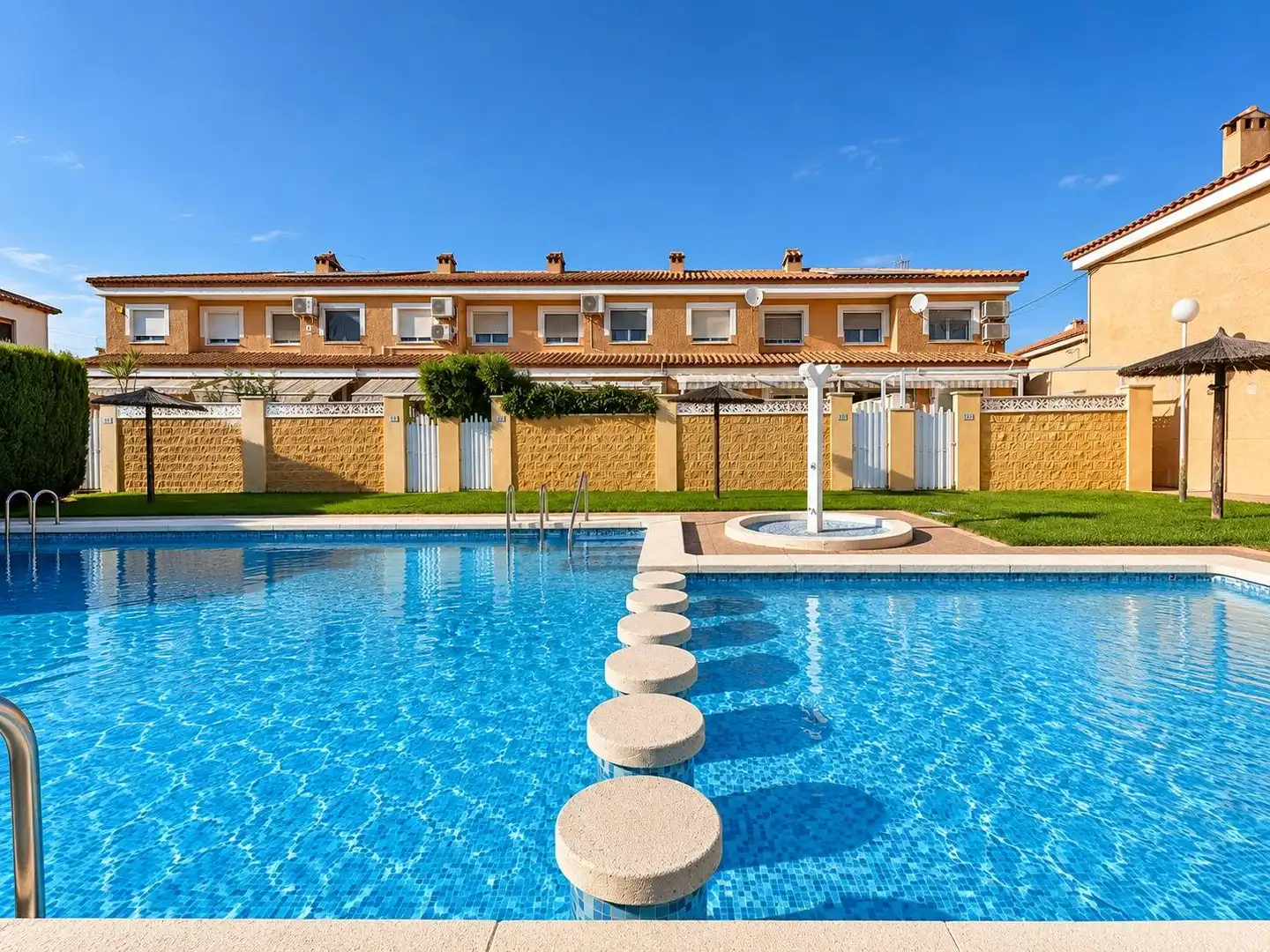 Piscina de Casa o xalet en venda en San Vicente del Raspeig / Sant Vicent del Raspeig amb Aire condicionat, Jardí privat i Piscina comunitària