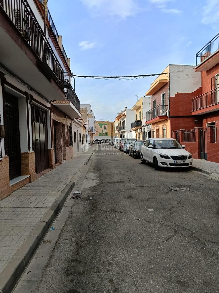 Vista exterior de Casa adosada en venda en La Rinconada amb Aire condicionat, Terrassa i Balcó