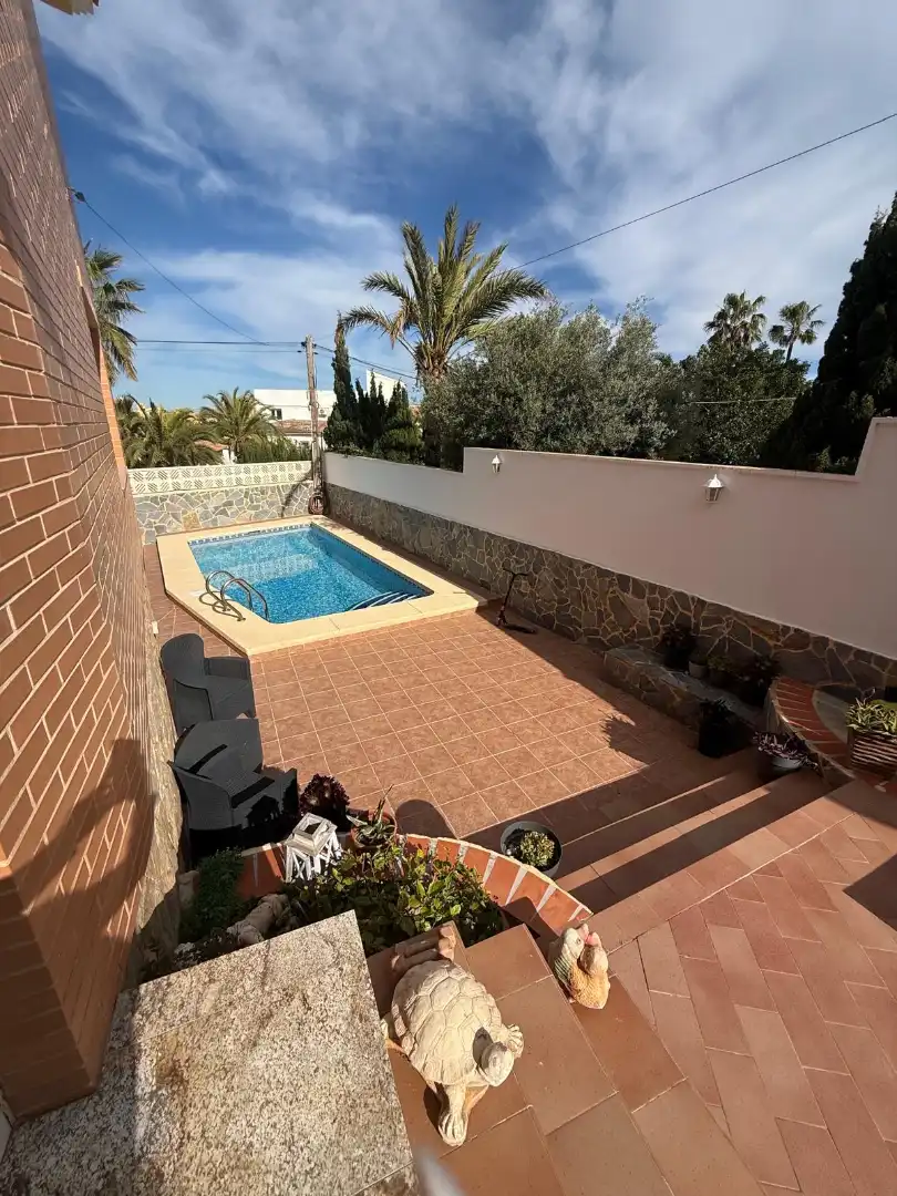 Schwimmbecken von Einfamilien-Reihenhaus zum Verkauf in L'Alfàs del Pi mit Klimaanlage, Privatgarten und Terrasse
