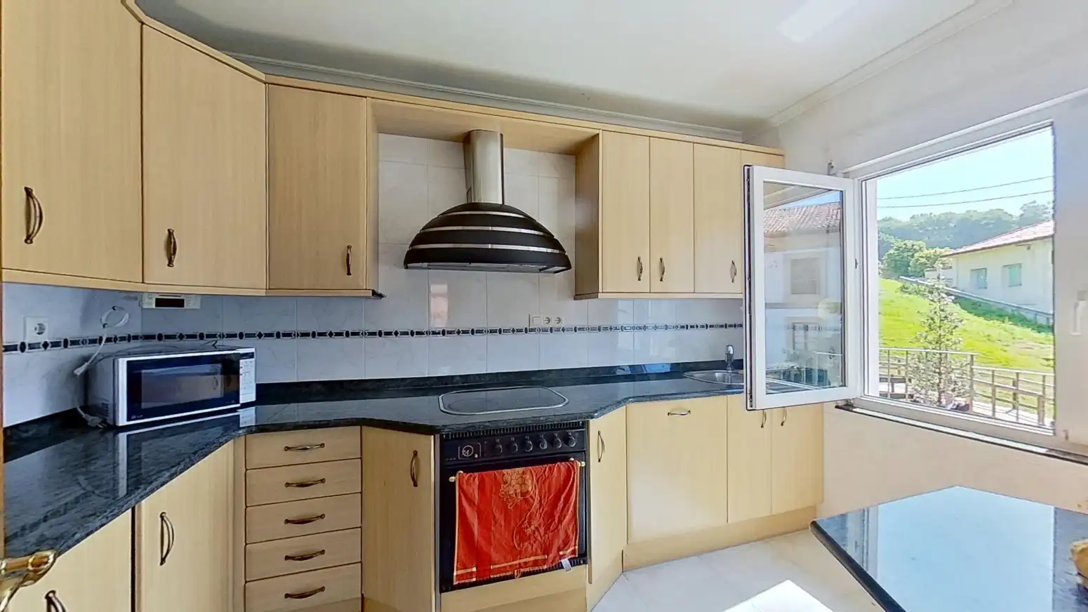Cocina de Casa o chalet en venta en Alfoz de Lloredo con Calefacción, Jardín privado y Parquet