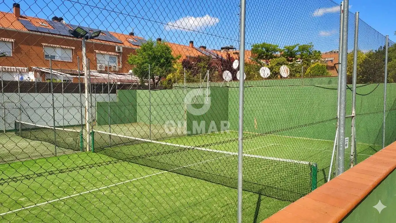 Jardí de Casa adosada en venda en Boadilla del Monte amb Calefacció, Jardí privat i Piscina
