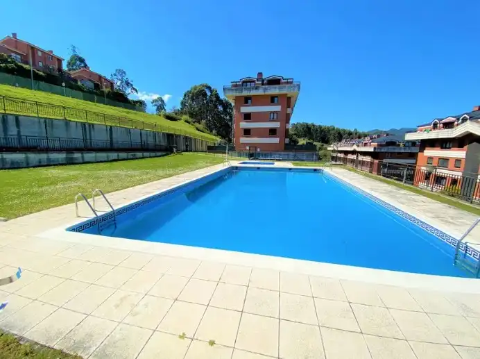 Piscina de Planta baixa en venda en Castro-Urdiales amb Calefacció, Parquet i Terrassa