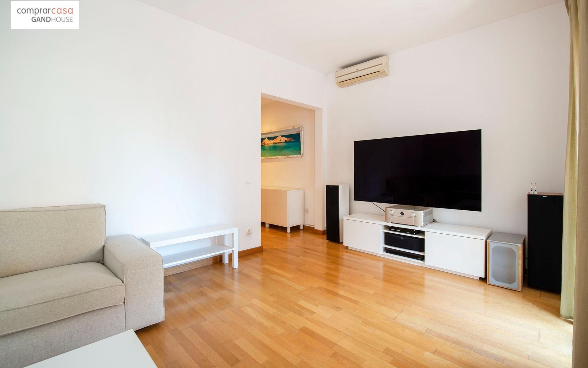 Living room of Flat for sale in  Barcelona Capital  with Air Conditioner, Heating and Parquet flooring
