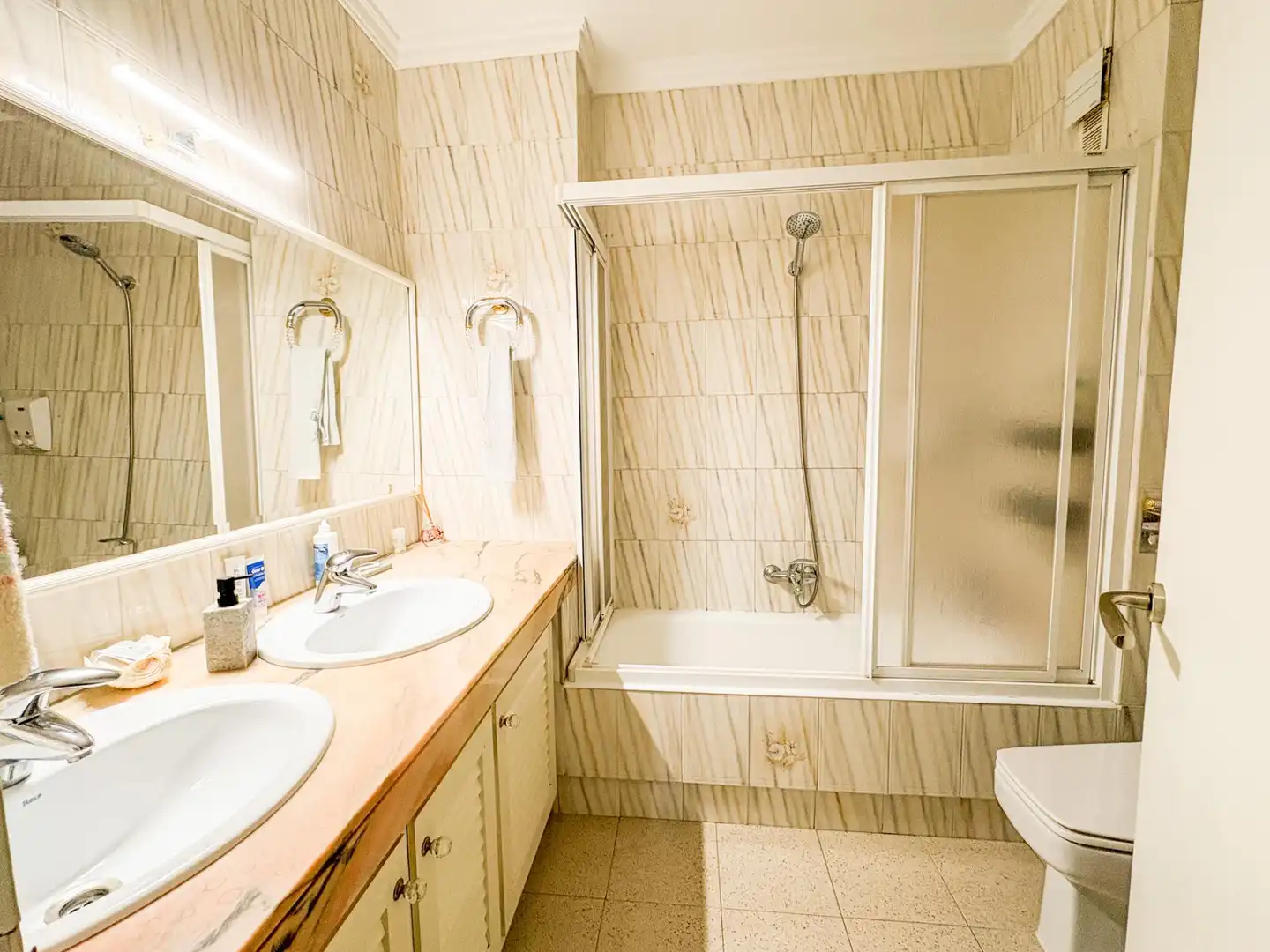 Baño de Casa adosada en venta en Castellar del Vallès con Aire acondicionado, Calefacción y Terraza