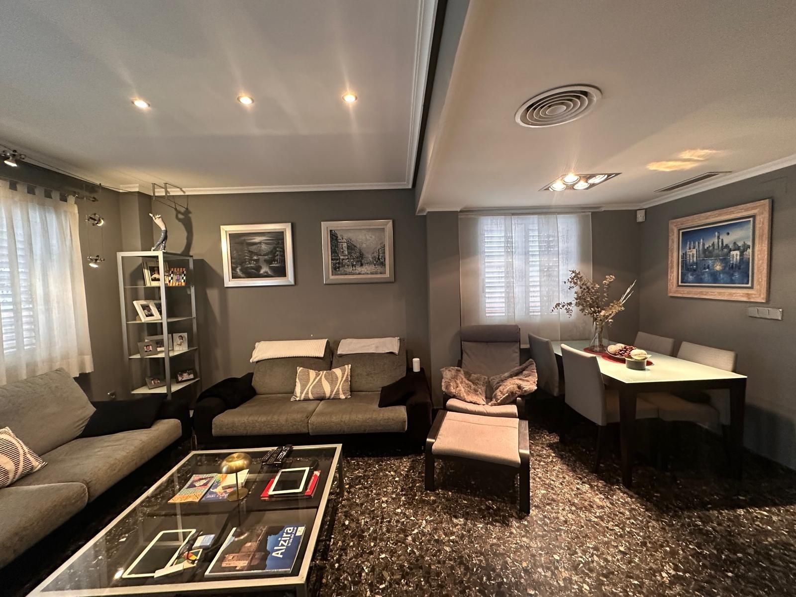 Sala d'estar de Casa adosada en venda en Alzira amb Aire condicionat, Calefacció i Jardí privat