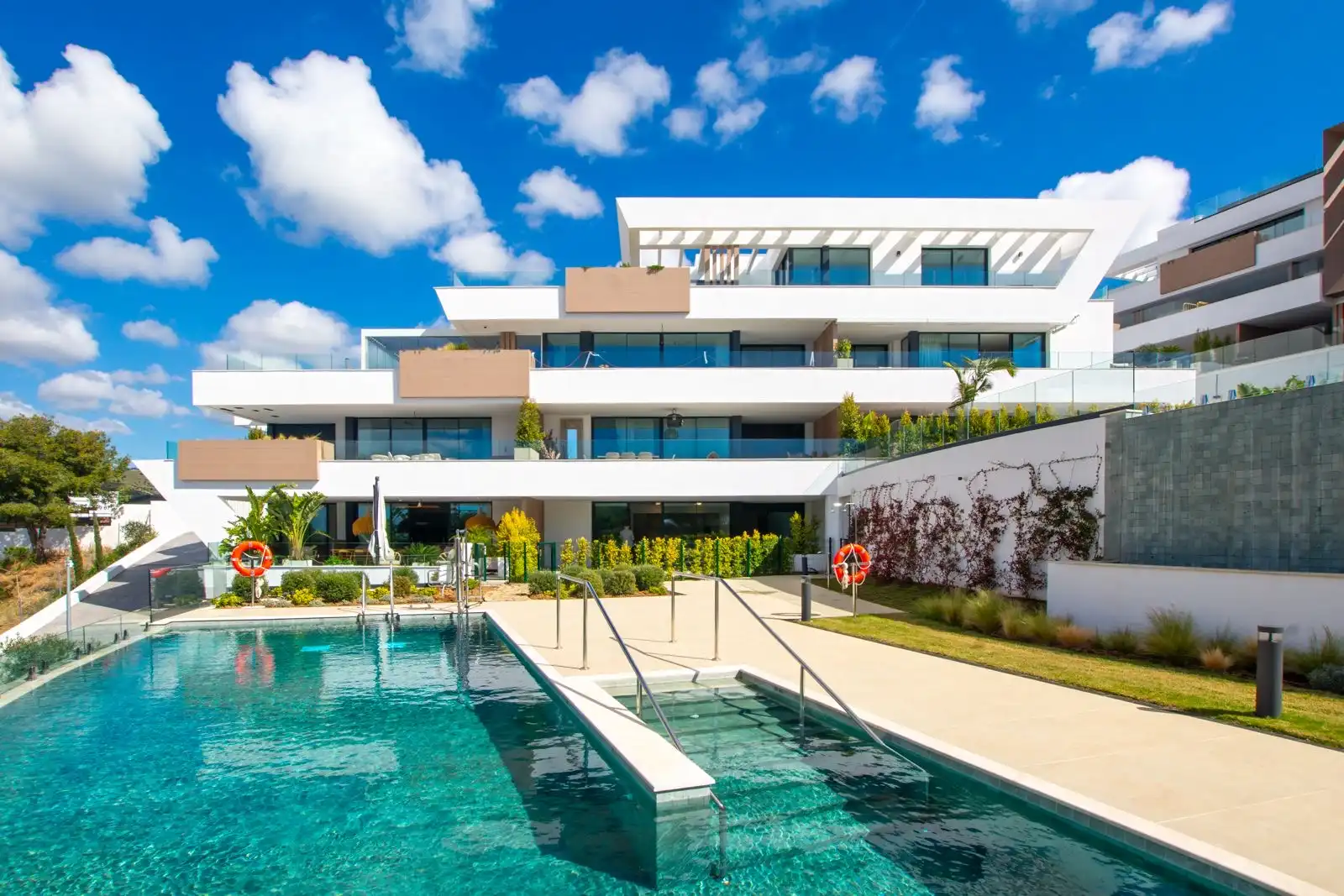 Vista exterior de Planta baixa en venda en Marbella amb Aire condicionat, Calefacció i Jardí privat