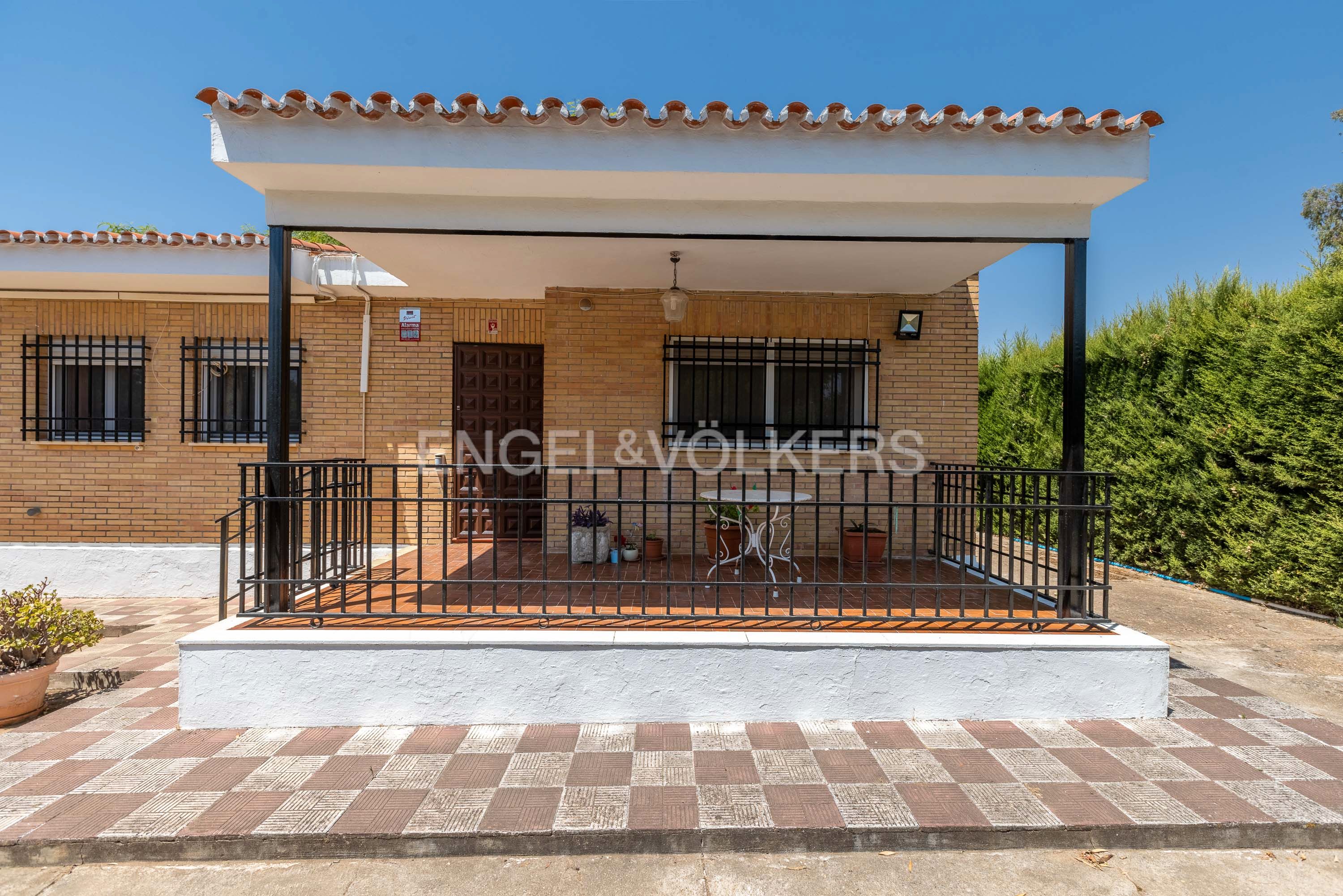 Exterior view of Country house for sale in Carmona  with Air Conditioner, Heating and Private garden