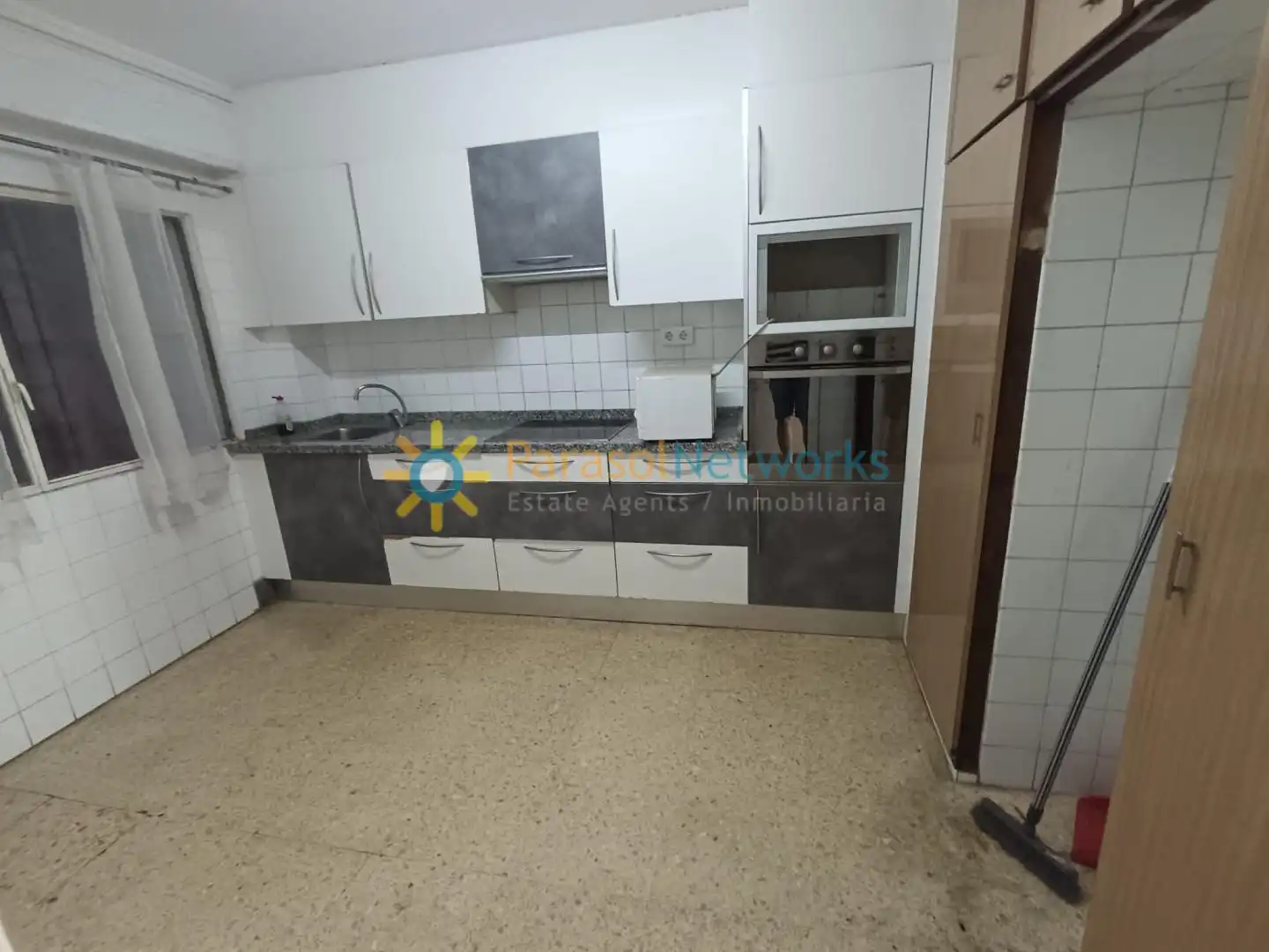 Küche von Wohnung zum Verkauf in Oliva mit Ofen