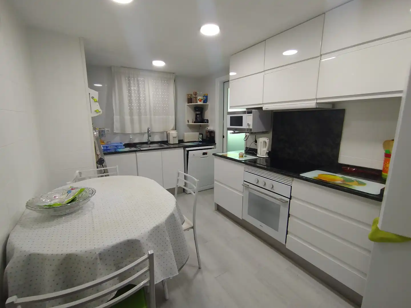 Küche von Wohnung zum Verkauf in Almazora / Almassora mit Klimaanlage, Möbliert und Ofen