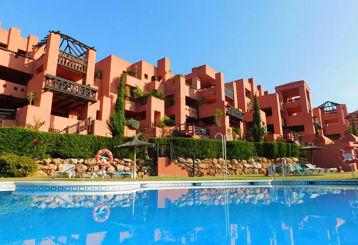 Vista exterior de Apartament en venda en Manilva amb Aire condicionat, Terrassa i Piscina