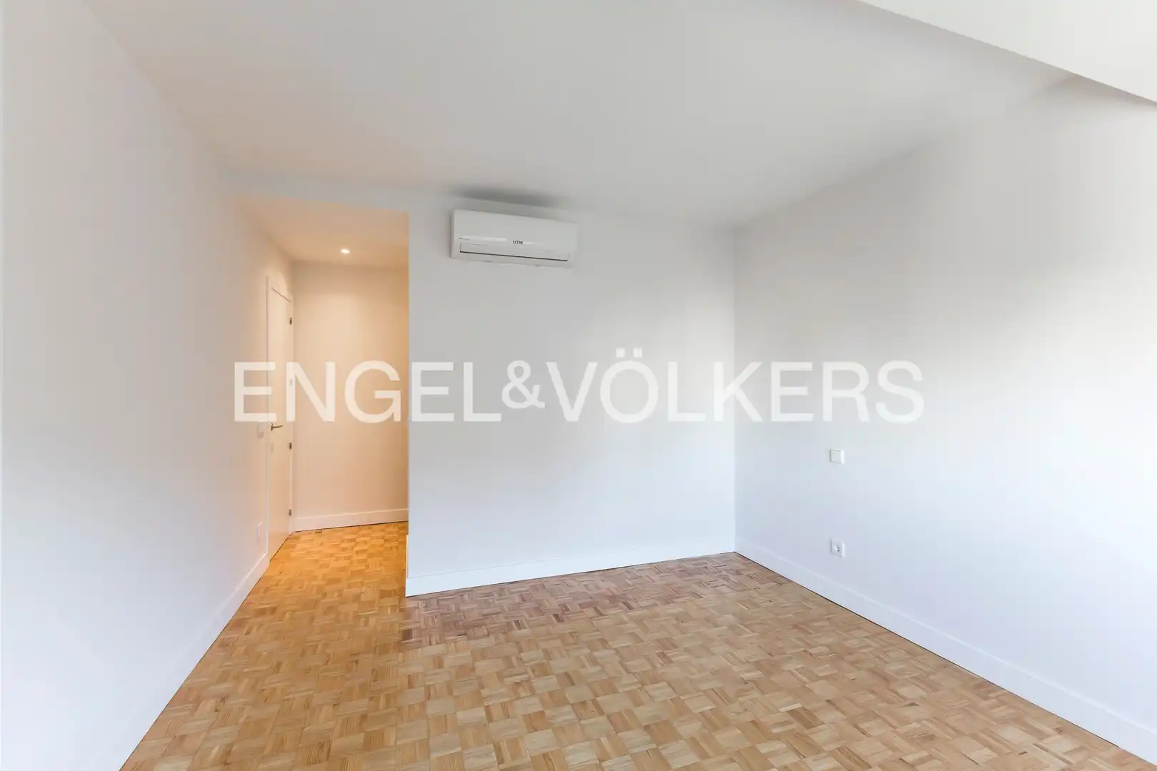 Bedroom of Flat for rent in Madrid  with Air Conditioner, Heating and Parquet flooring