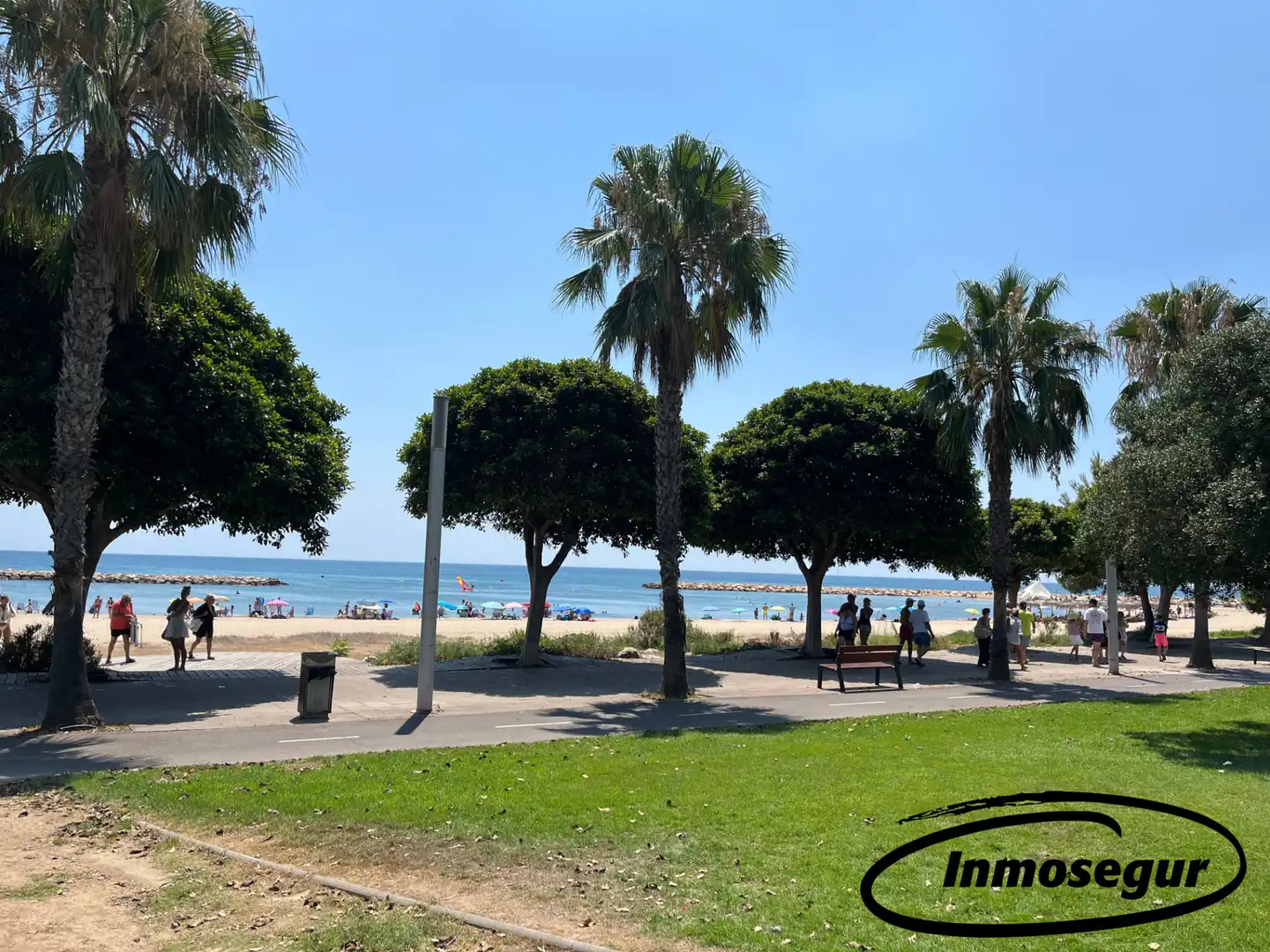 Vista exterior de Casa adosada en venda en Cambrils amb Aire condicionat, Calefacció i Jardí privat