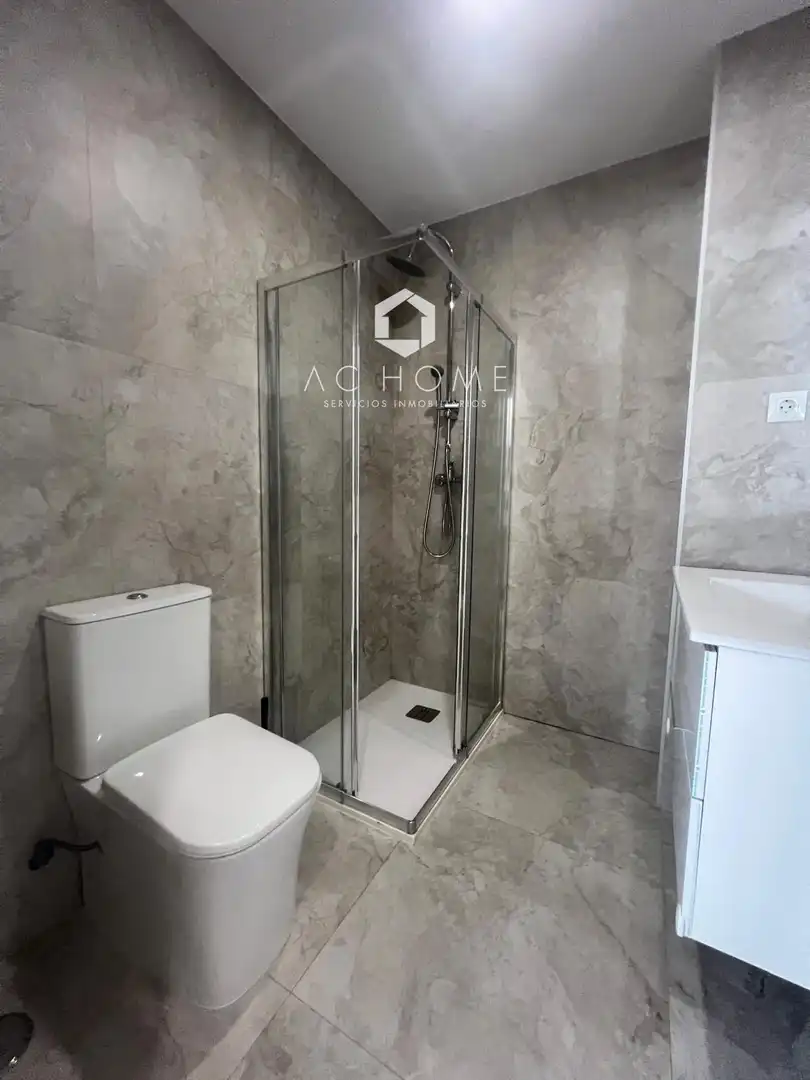 Baño de Piso de alquiler en Campo Real con Aire acondicionado, Calefacción y Piscina
