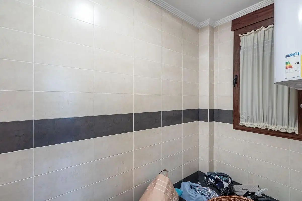 Bany de Casa o xalet en venda en Albolote amb Calefacció, Jardí privat i Traster