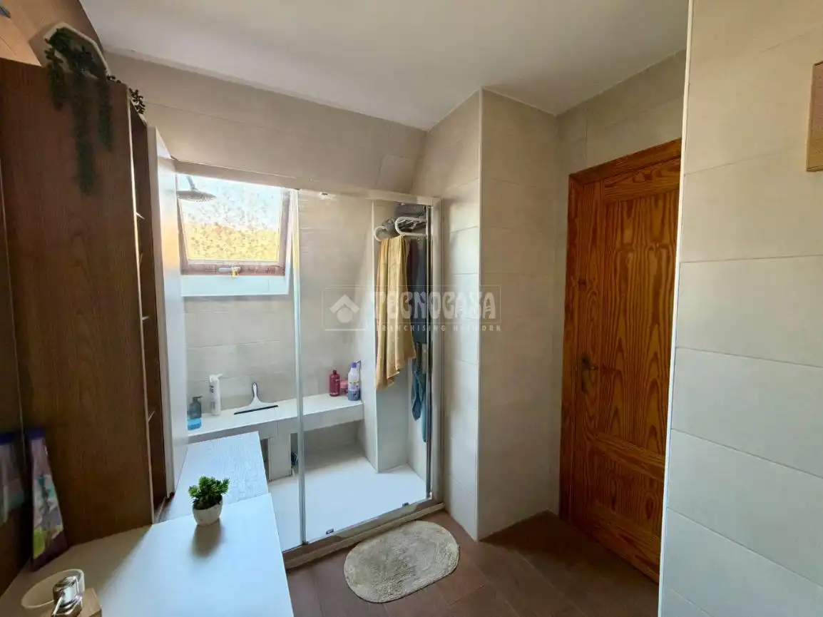 Badezimmer von Einfamilien-Reihenhaus zum Verkauf in Azuqueca de Henares mit Klimaanlage und Heizung