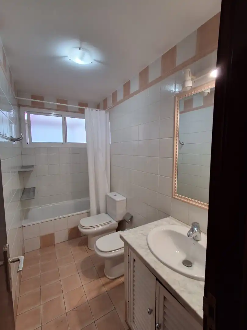 Baño de Piso de alquiler en Las Palmas de Gran Canaria con Parquet, Horno y Balcón