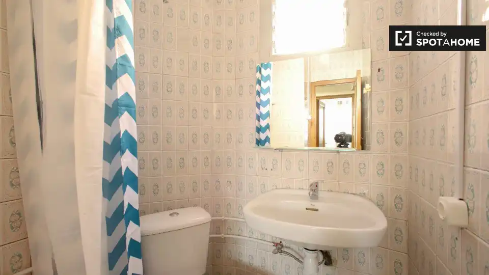Bathroom of Flat for rent in Valencia  with Air Conditioner, Heating and Furnished