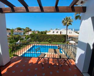 Jardí de Apartament de lloguer en Estepona amb Aire condicionat, Terrassa i Piscina