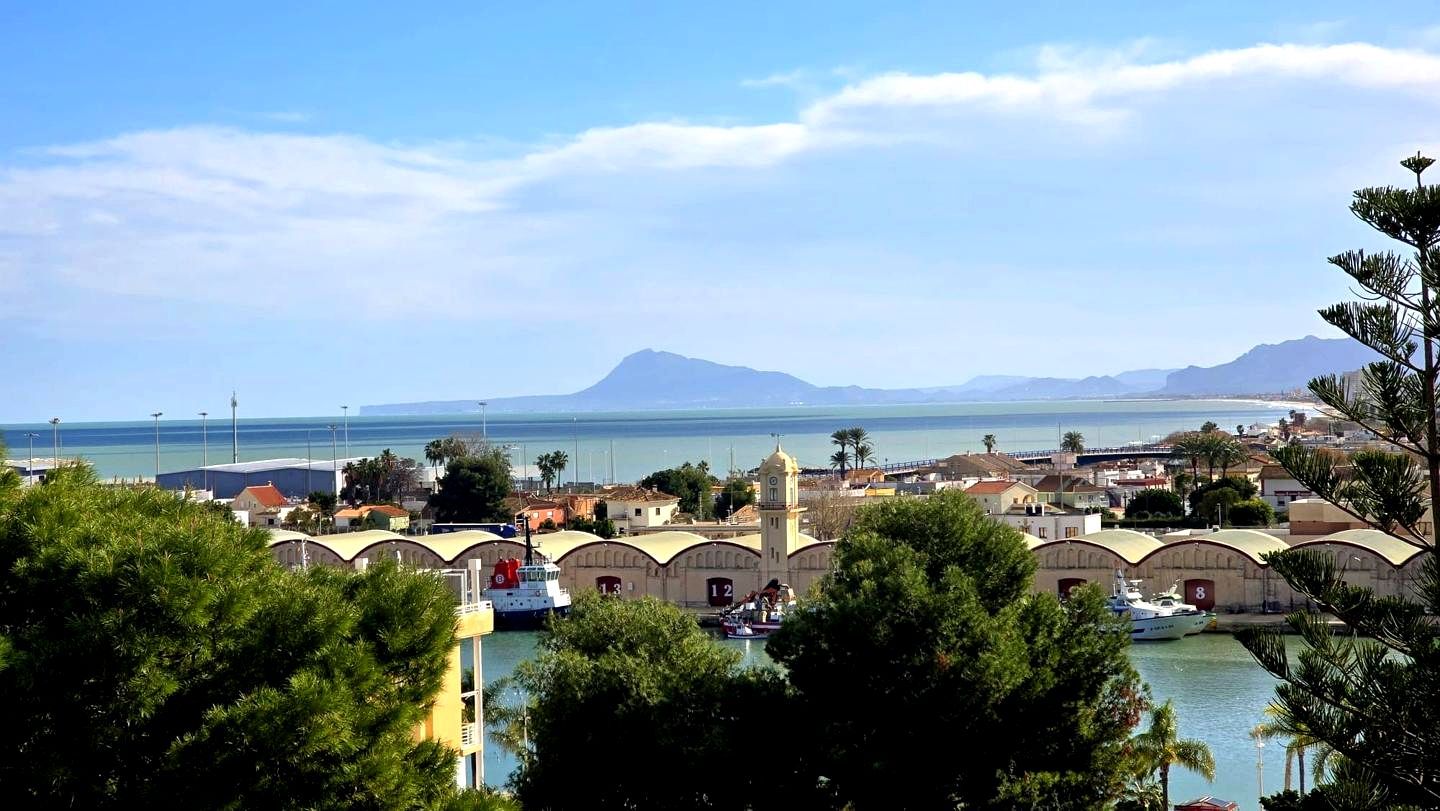Vista exterior de Àtic en venda en Gandia amb Aire condicionat, Terrassa i Traster