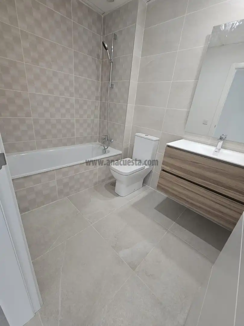 Baño de Apartamento en venta en Estepona con Aire acondicionado, Terraza y Piscina comunitaria
