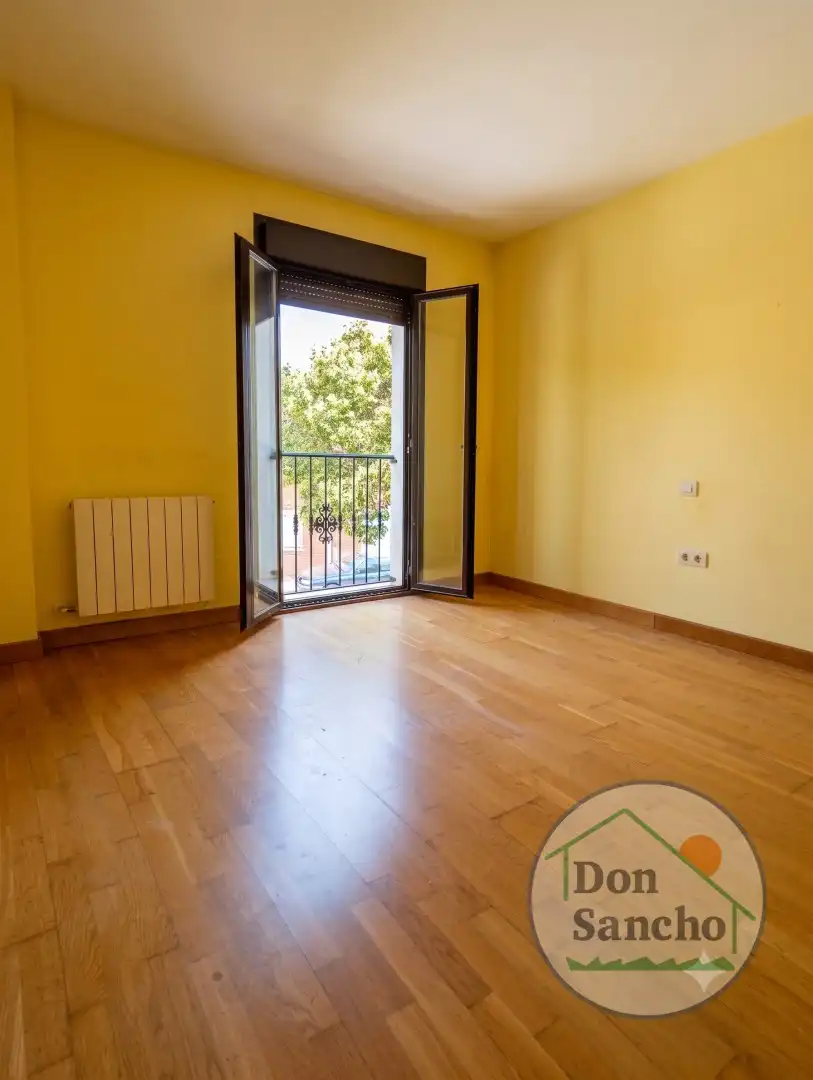 Habitación de Casa adosada en venta en Mucientes con Calefacción, Terraza y Balcón