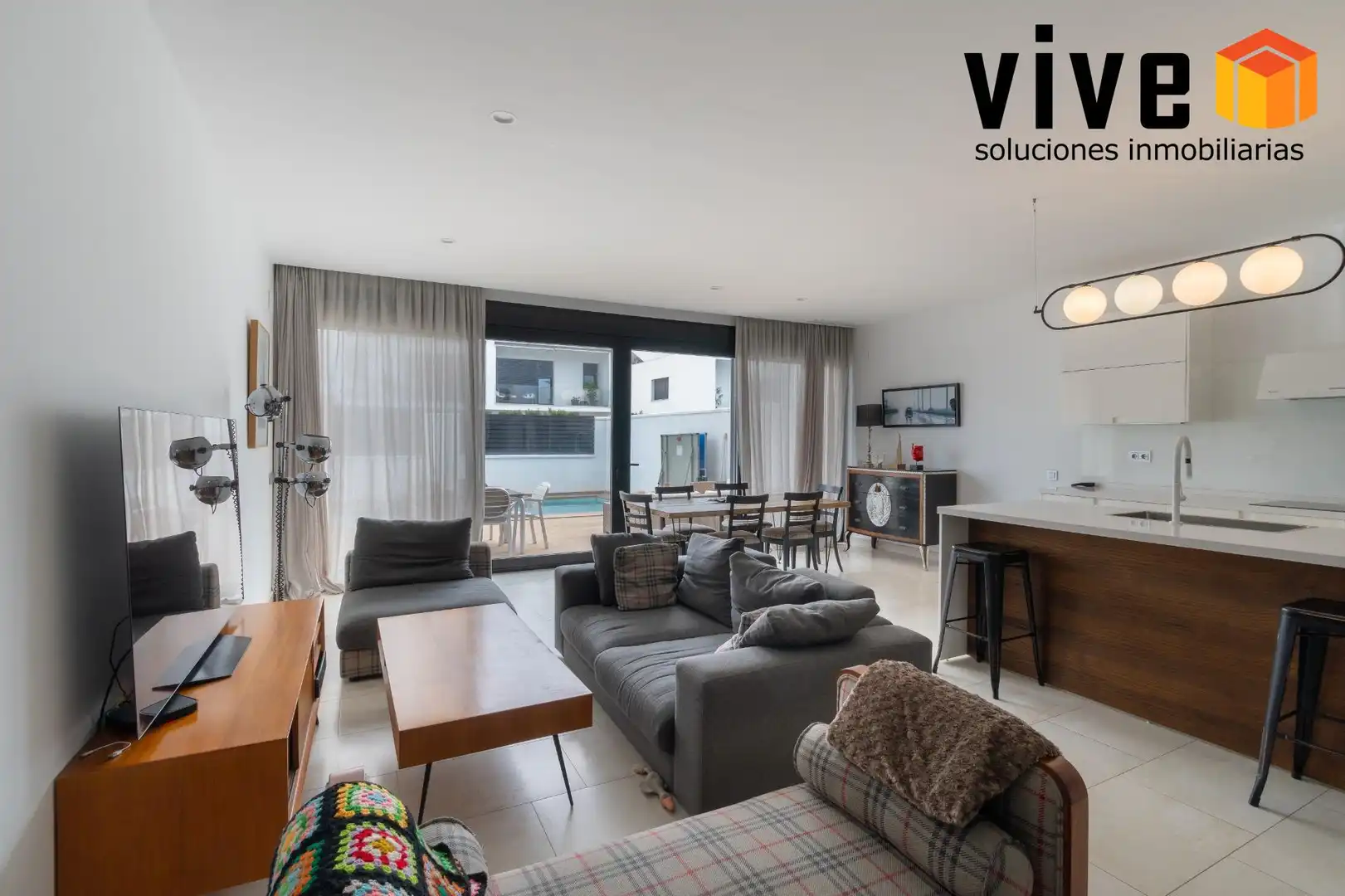 Sala d'estar de Casa adosada en venda en Mairena del Aljarafe amb Aire condicionat, Calefacció i Jardí privat