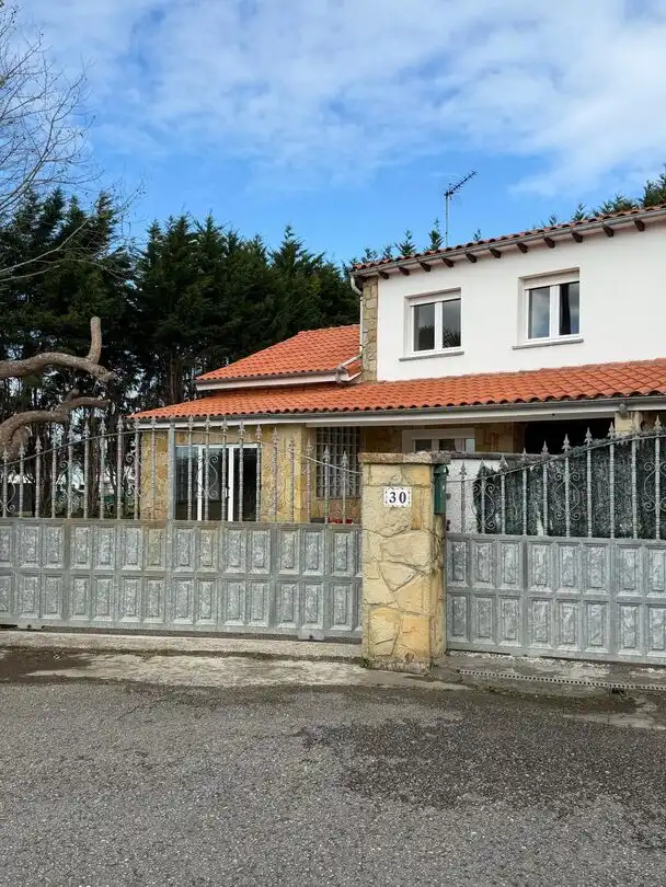 Vista exterior de Casa adosada en venda en Villaviciosa amb Calefacció, Jardí privat i Terrassa