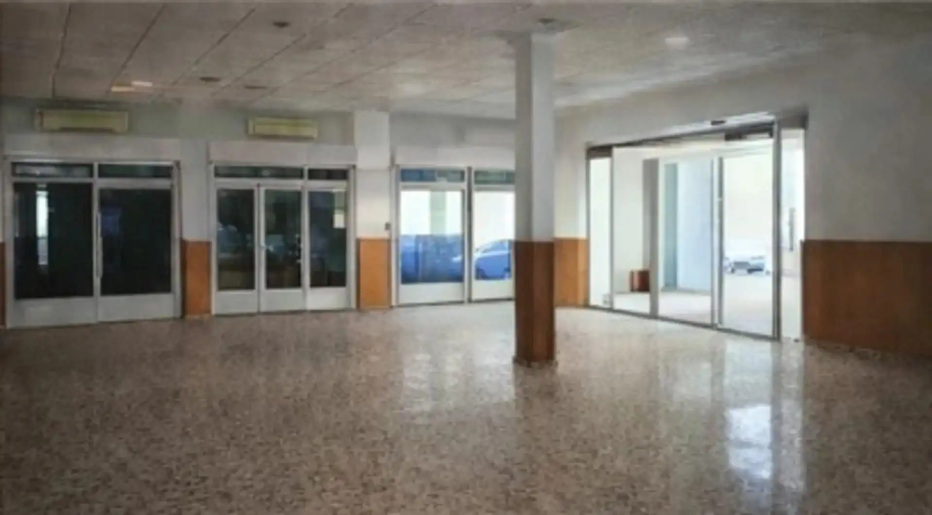 Business premises to rent in Mediterráneo - Ronda Lindaraja