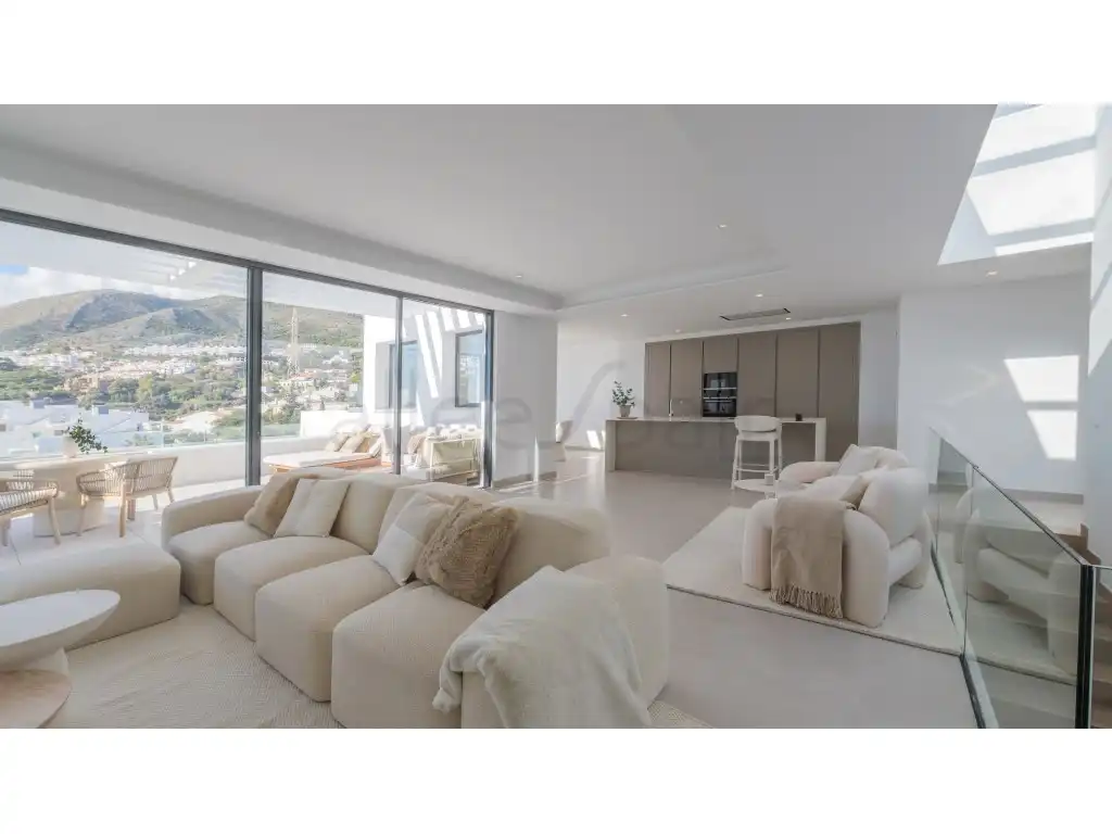 Sala d'estar de Casa o xalet en venda en Benalmádena amb Aire condicionat, Piscina i Moblat