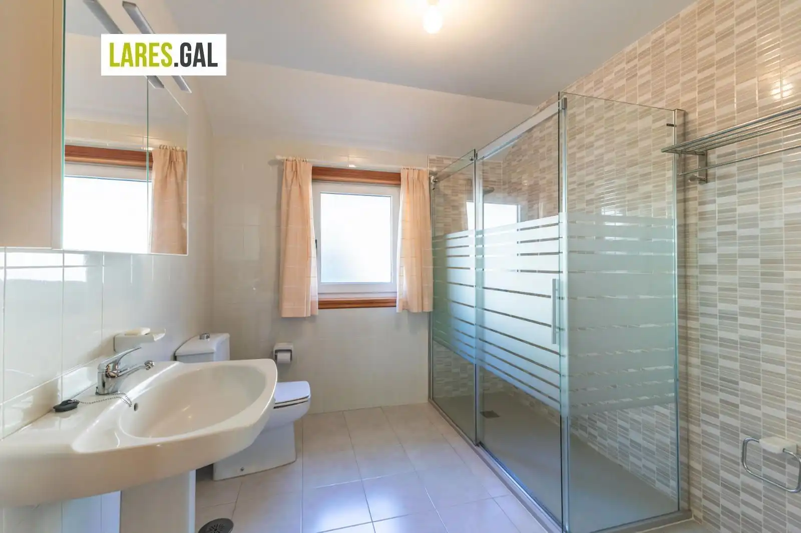 Baño de Casa o chalet en venta en Cangas  con Calefacción y Trastero